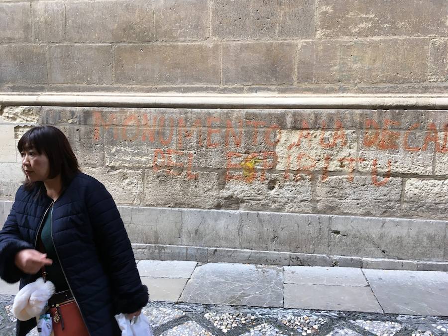 El Arzobispado ha detectado dos pintadas recientes, investigadas por la Policía Local, que se suman a las que no se pueden borrar o 'reaparecen' con el tiempo