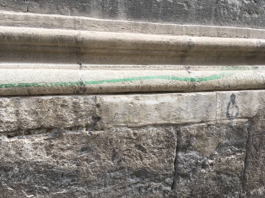 El Arzobispado ha detectado dos pintadas recientes, investigadas por la Policía Local, que se suman a las que no se pueden borrar o 'reaparecen' con el tiempo