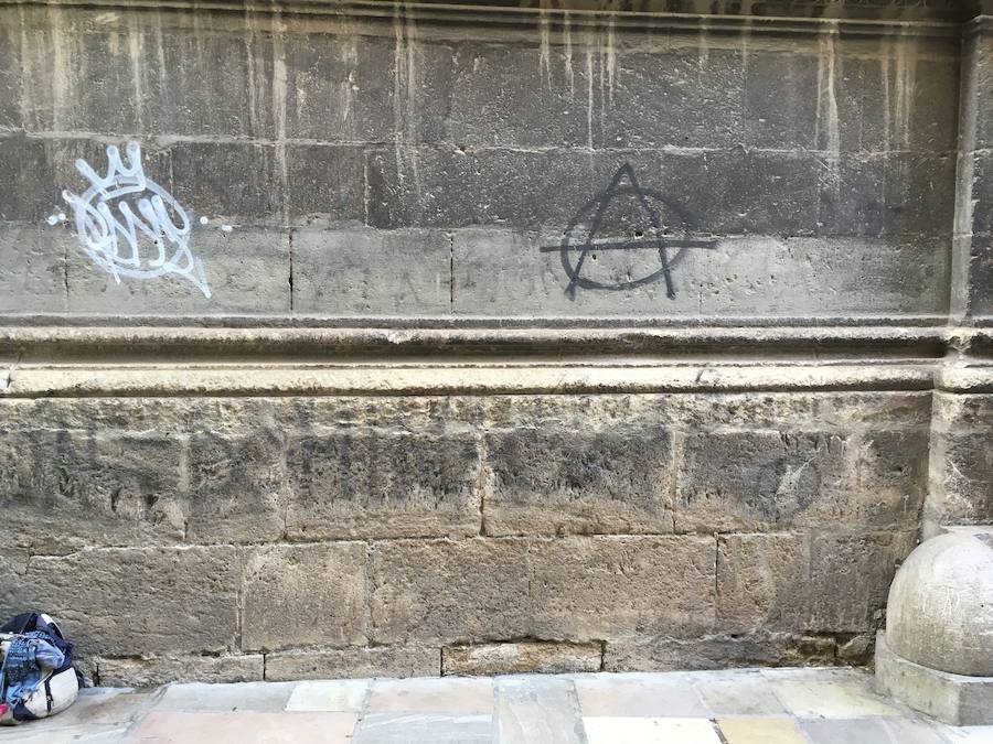 El Arzobispado ha detectado dos pintadas recientes, investigadas por la Policía Local, que se suman a las que no se pueden borrar o 'reaparecen' con el tiempo