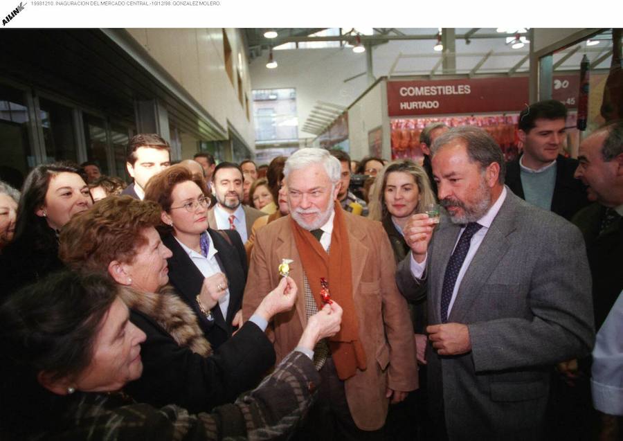 El alcalde de Granada, Gabriel Díaz Berbel y el consejero de Trabajo Guillermo Gutiérrez, inauguran el mercado de San Agustín