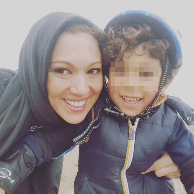 Beatriz junto a su hijo en el viaje a Irán.