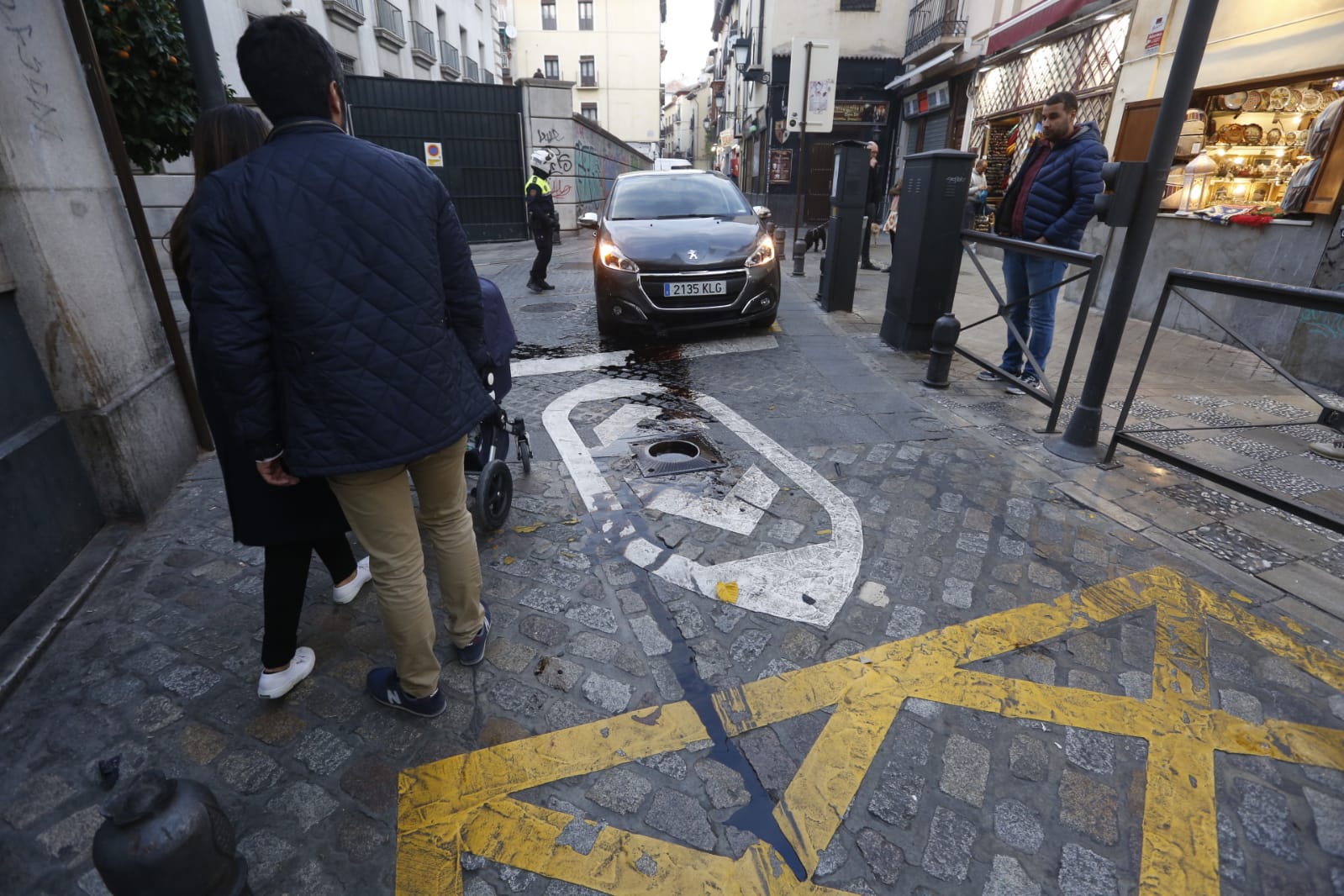 Todo apunta a que el conductor se saltó un semáforo en rojo y le saltó la pilona justo en el momento de pasar