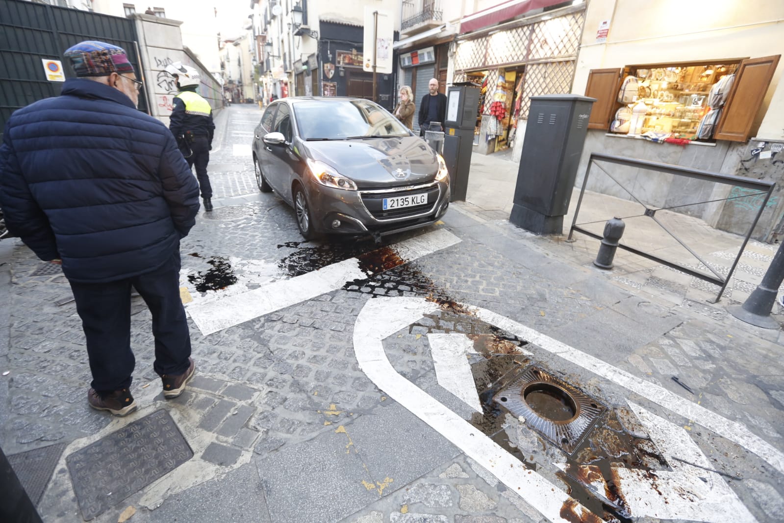 Todo apunta a que el conductor se saltó un semáforo en rojo y le saltó la pilona justo en el momento de pasar
