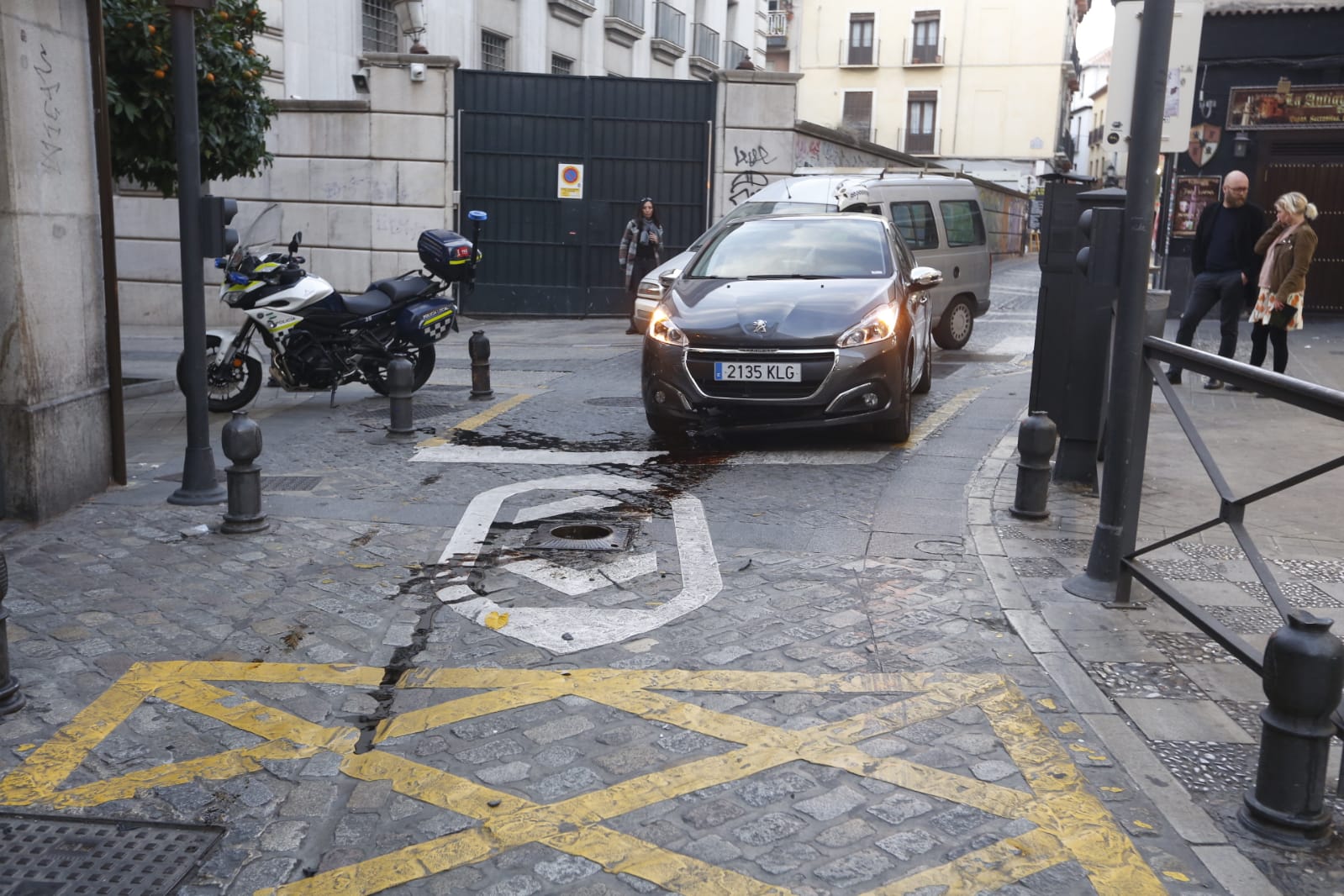 Todo apunta a que el conductor se saltó un semáforo en rojo y le saltó la pilona justo en el momento de pasar