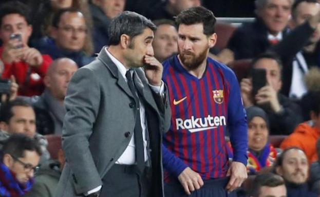 Ernesto Valverde habla con Messi antes de la irrupción en el campo del argentino. 