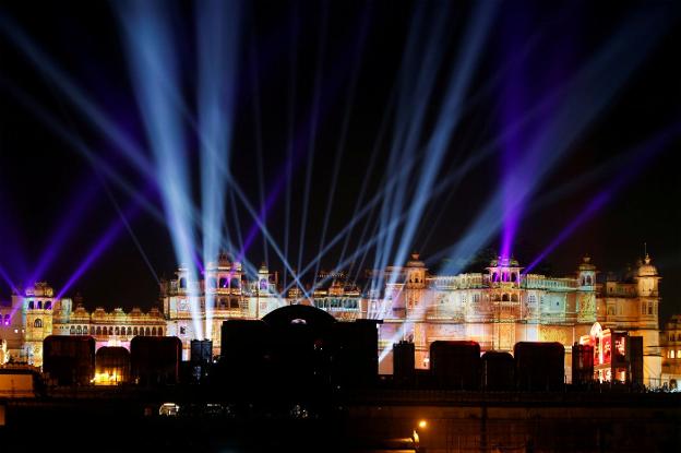 El palacio real de Udaipur, una suntuosa ciudad del Estado de Rajastán, a orillas del lago Pichola, albergó los fastos prenupciales. :: reutersBeyoncé, antes de actuar.