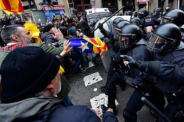 Los Mossos cargan durante una protesta de independentistas radicales. 