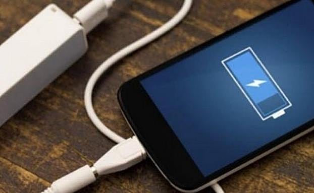 Muere electrocutado por usar los cascos del teléfono móvil mientras se cargaba