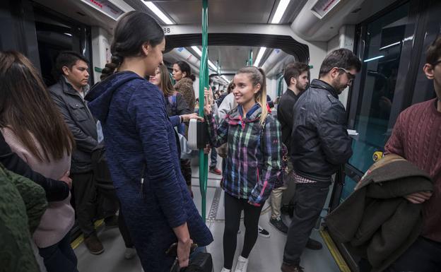 La estudiante de Enfermería que salvó la vida de un menor viaja en el Metropolitano de Granada.