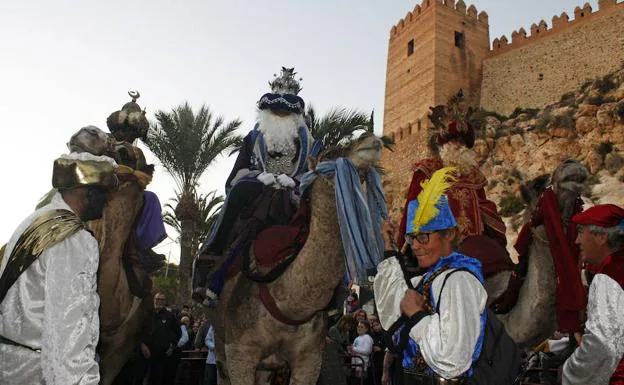 Los Reyes Magos envían a sus tres emisarios a Almería con guiño a la Semana Santa y al asociacionismo