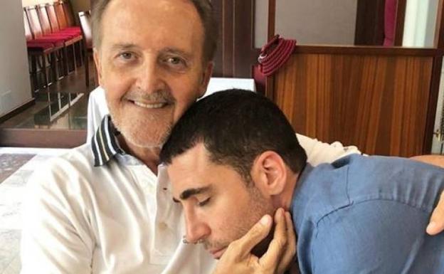 El actor Miguel Ángel Silvestre con su padre en una imagen subida a Instagram el mes de agosto. 
