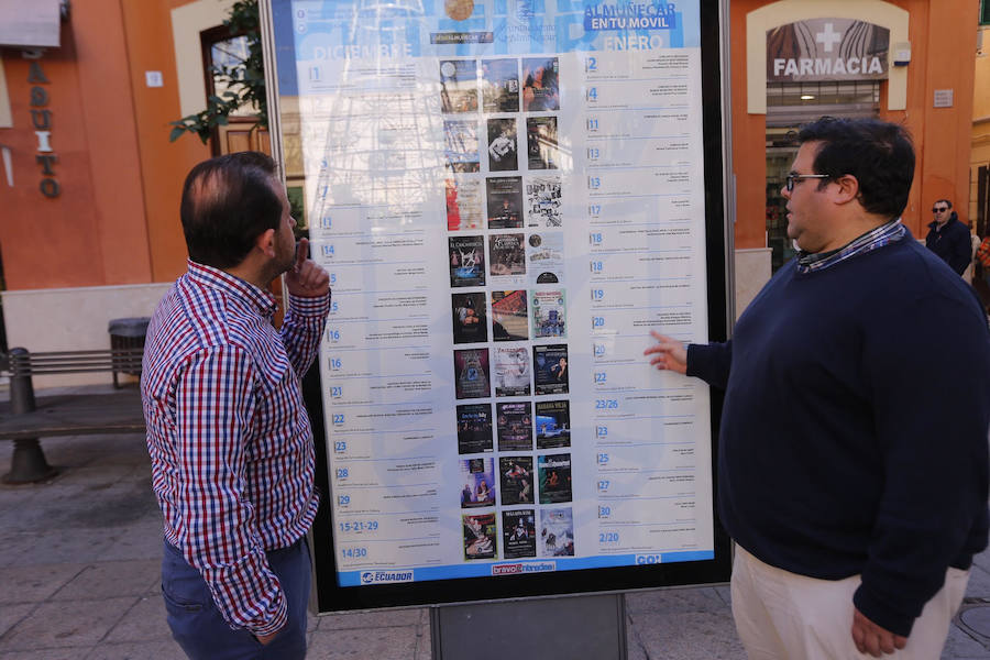 El responsable de la oficina de Turismo de Almuñécar Felipe Puertas y el concejal de Turismo Rafael Caballero revisan la programación cultural en una de las señales. 