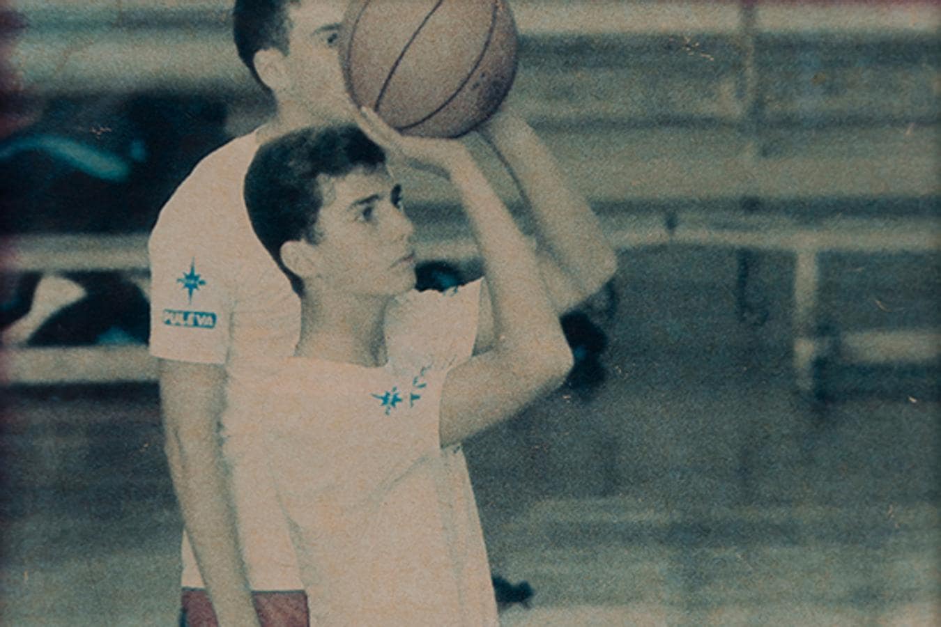 1985. PRÍNCIPE PULEVA. El Príncipe de Asturias (en la actualidad, S.M. El rey Don Felipe VI), jugando al baloncesto durante su estancia en la Academia militar de Zaragoza, con una camiseta del equipo patrocinado por PULEVA. 