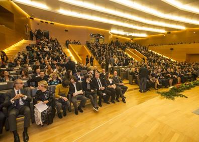 Imagen secundaria 1 - 1. Juama Moreno y Juan Marín, la foto más esperada de la noche. / 2. El auditorio del Parque de las Ciencias, lleno. / 3. Los galardonas, al final de la gala en el escenario. 