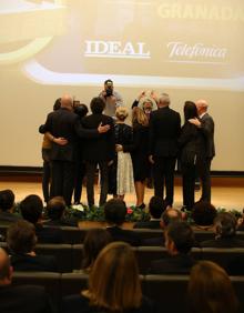 Imagen secundaria 2 - 1. Juama Moreno y Juan Marín, la foto más esperada de la noche. / 2. El auditorio del Parque de las Ciencias, lleno. / 3. Los galardonas, al final de la gala en el escenario. 