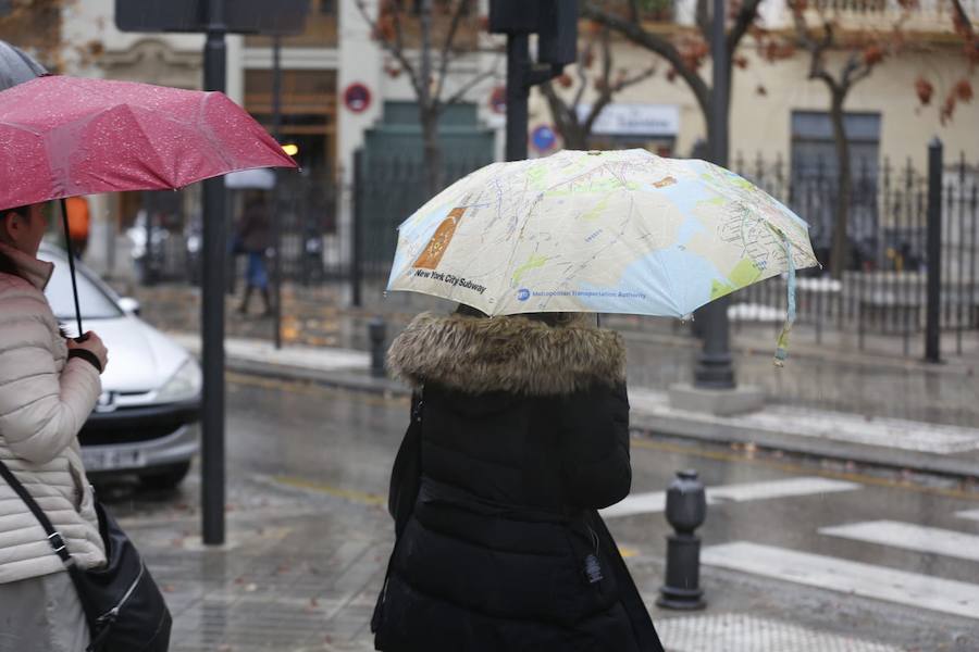 La capital vive una jornada con mal tiempo y en alerta amarilla por el viento