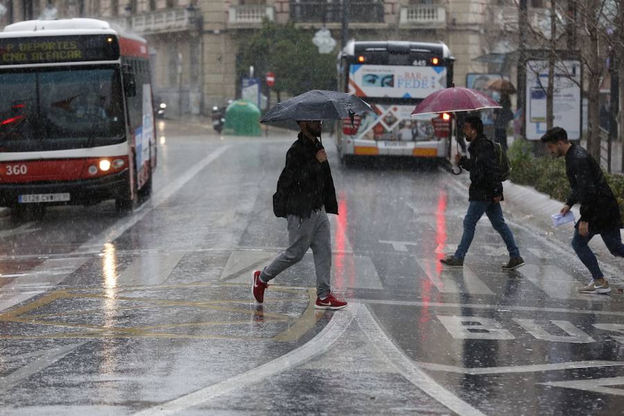 La capital vive una jornada con mal tiempo y en alerta amarilla por el viento