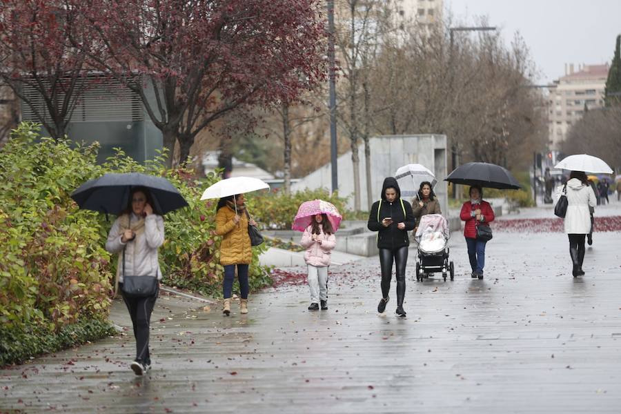 La capital vive una jornada con mal tiempo y en alerta amarilla por el viento