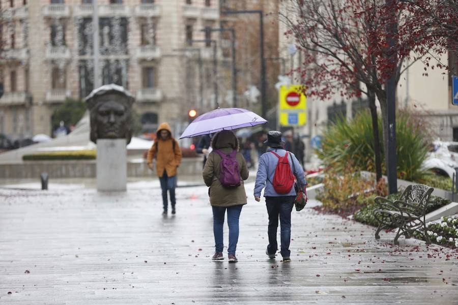 La capital vive una jornada con mal tiempo y en alerta amarilla por el viento