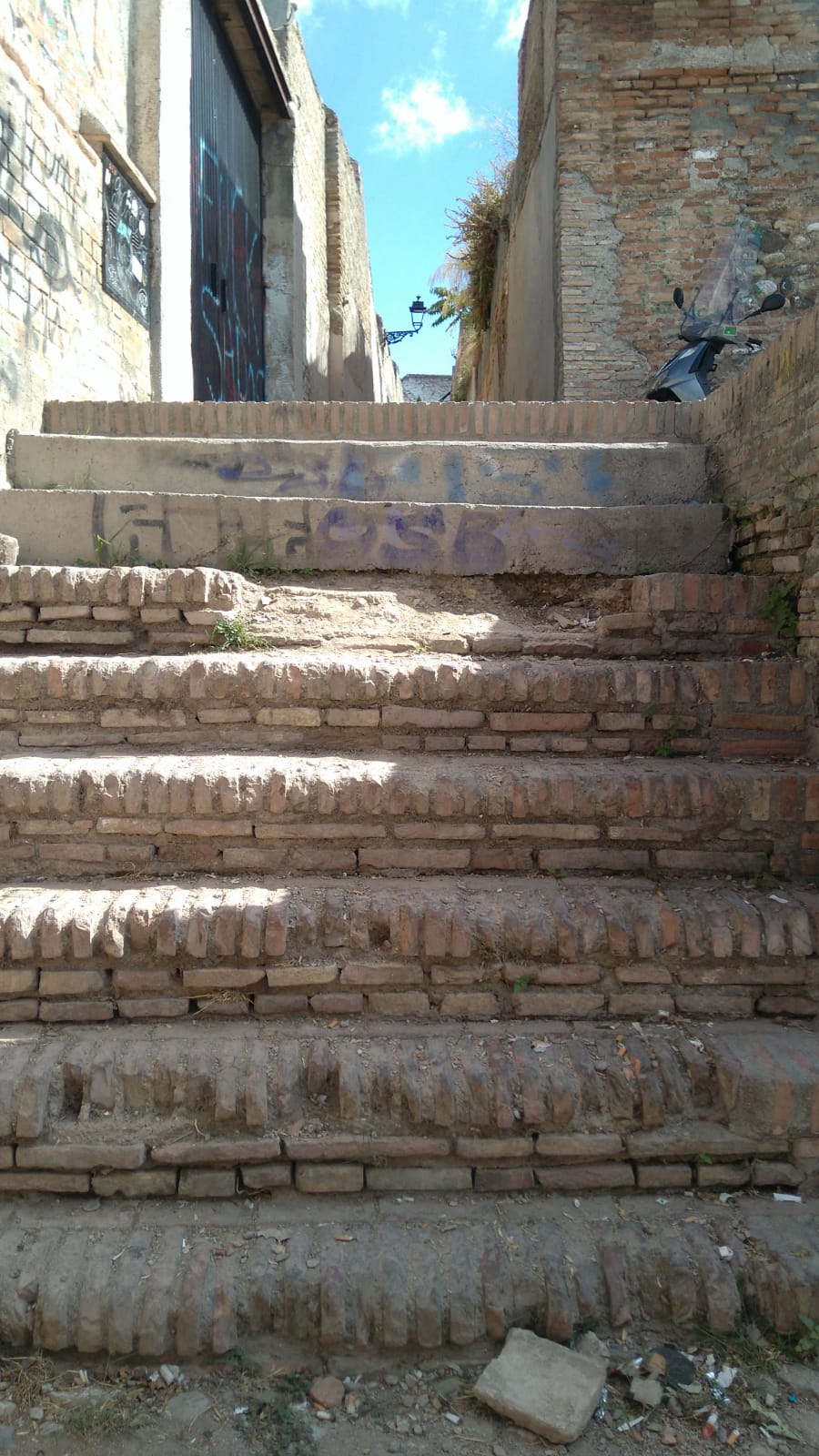 Escalinata en el callejón del Ladrón del Agua, detrás de la casa de la Lona, con socavones en algunos escalones. 