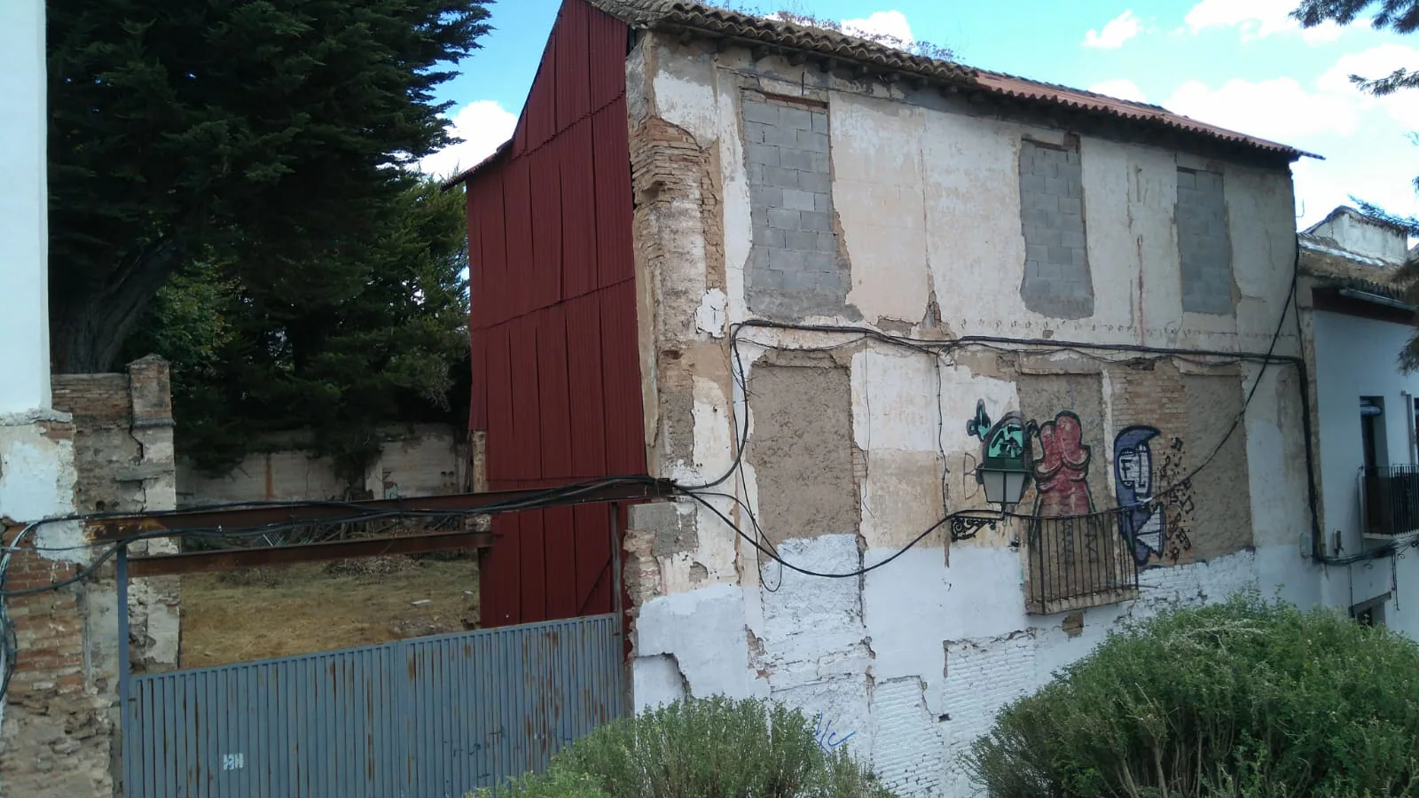 Casa tapiada y pintada en la calle Pilar Seco, frente a la plaza del convento de Santa Isabel la Real. 