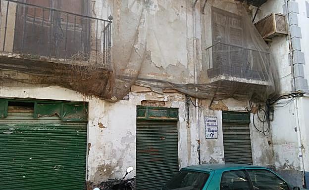 Imagen principal - 1. Vivienda en mal estado en la calle Panaderos, que genera humedades a los vecinos. / 2. ivienda entre la cuesta del Chapiz y la calle Veredilla de San Agustín. Tiene parte del tejado y la fachada derruida. / 3. Parte posterior del edificio en ruinas y abandonado, situado entre las calles Elvira y Serrano, donde vende lotería José.