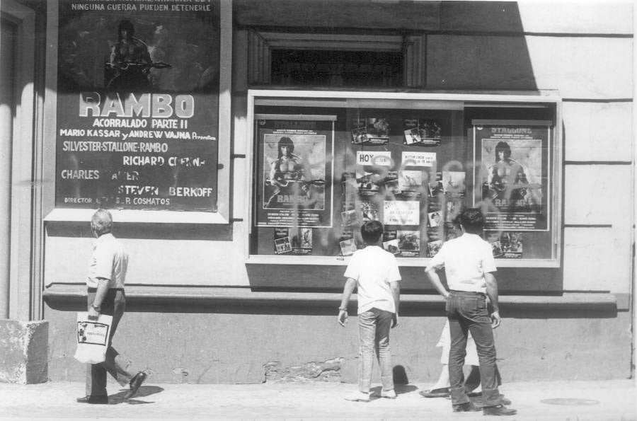 Pintadas de 'Rambo fascista' en la cartelera del Aliatar