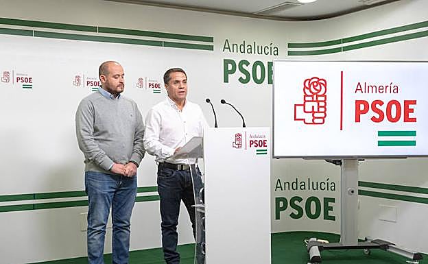Martínez y Crisol, socialistas, esta mañana en rueda de prensa. 