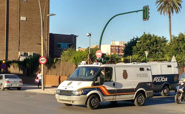 Furgones de la Policía Nacional. 