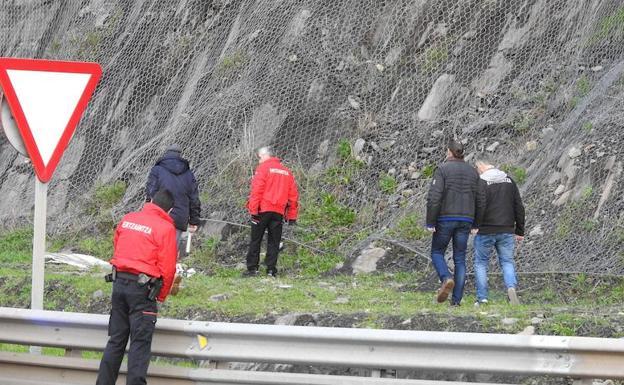 Agentes de la Ertzaintza, en la zona donde ha aparecido el cuerpo.