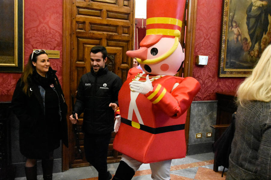 Desde este fin de semana y hasta el 24 de diciembre, se sucederán pasacalles y distintas actividades enfocadas a la diversión de los más pequeños. Soldaditos de plomo vestidos de rojo portaran globos de colores e irán acompañados de varios elfos en un Mini Cooper antiguo por las calles de la capital.