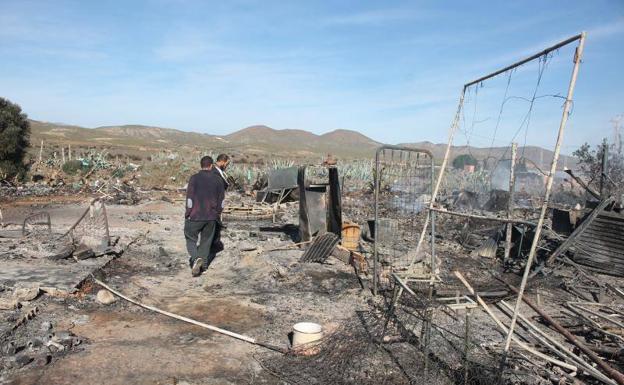 Imagen. Así ha quedado el poblado chabolista de Níjar arrasado por el fuego.