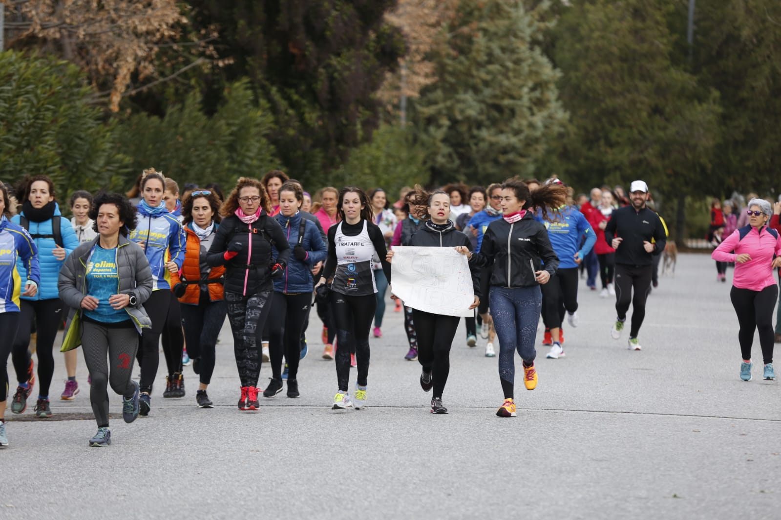 Un grupo de ochenta corredoras marcha por las principales calles de la ciudad para expresar que quieren practicar deporte con la garantía de que podrán volver a sus casas