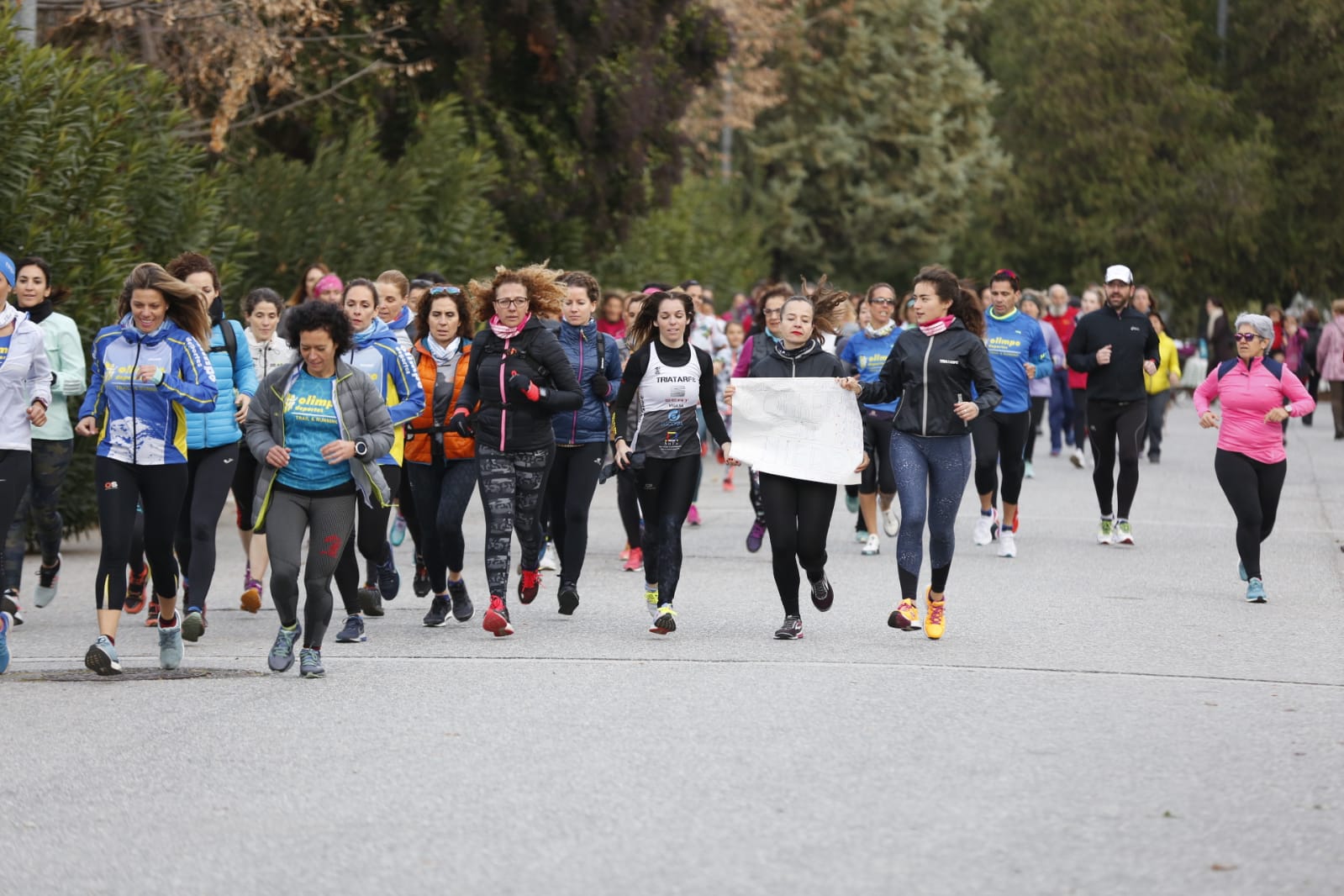 Un grupo de ochenta corredoras marcha por las principales calles de la ciudad para expresar que quieren practicar deporte con la garantía de que podrán volver a sus casas