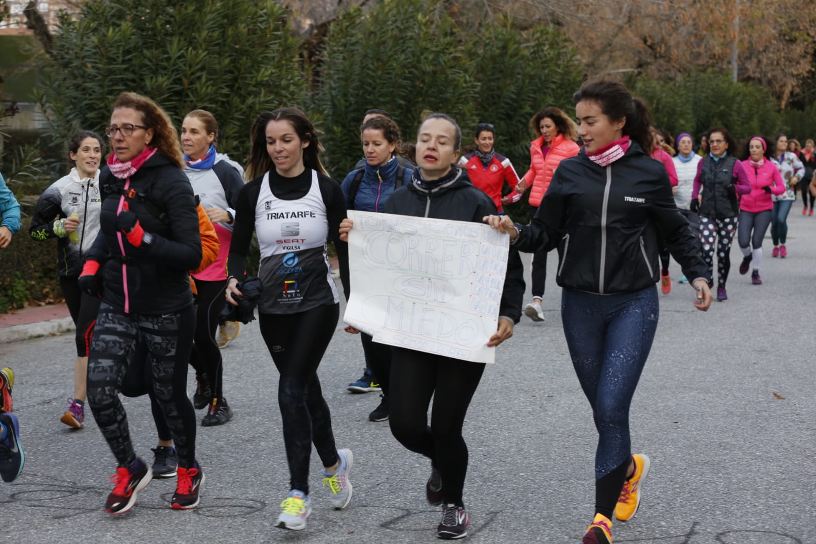 Un grupo de ochenta corredoras marcha por las principales calles de la ciudad para expresar que quieren practicar deporte con la garantía de que podrán volver a sus casas