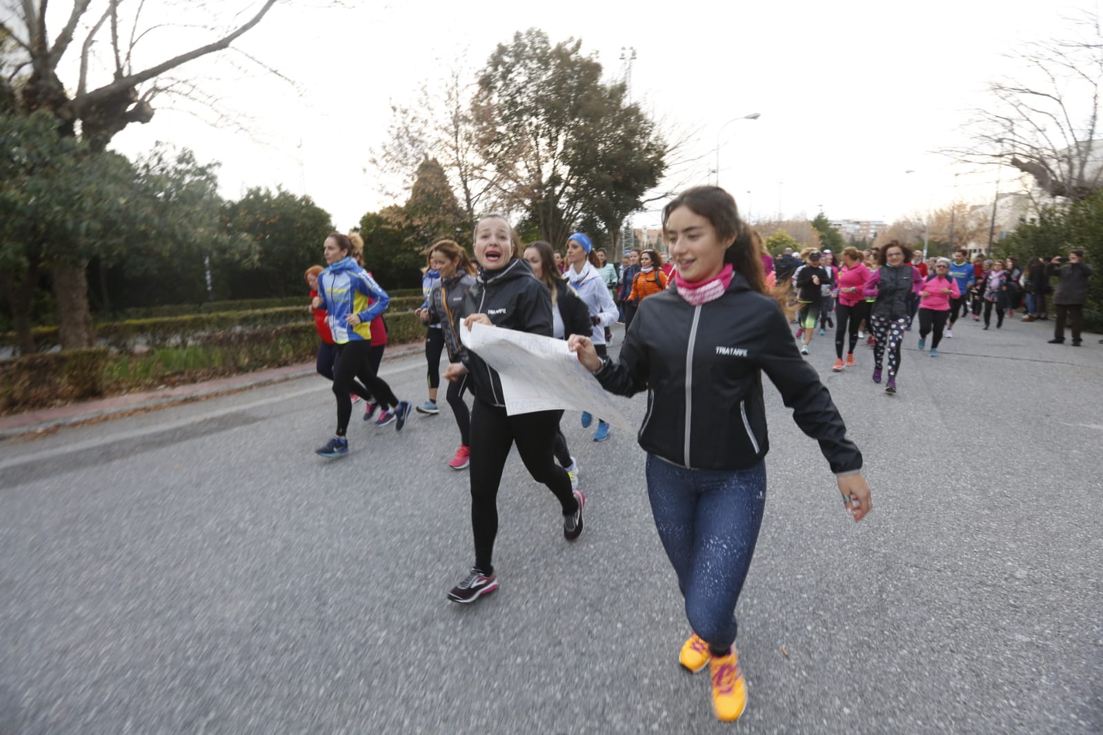 Un grupo de ochenta corredoras marcha por las principales calles de la ciudad para expresar que quieren practicar deporte con la garantía de que podrán volver a sus casas