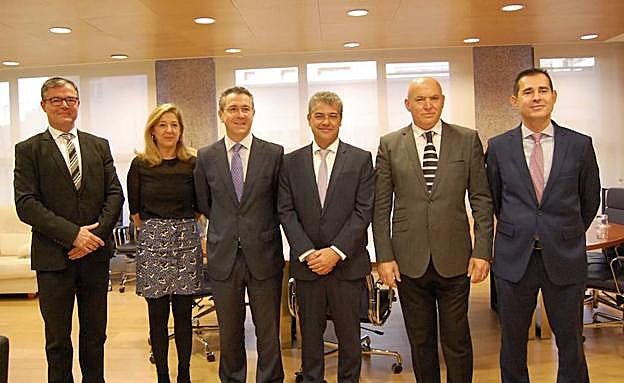 Responsables de las dos instituciones tras la firma del convenio.