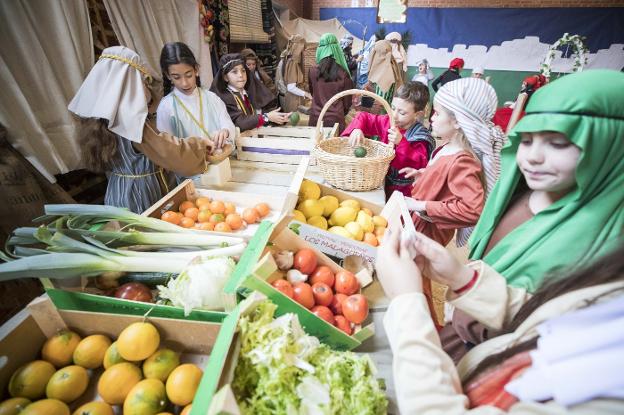 Uno de los puestos del mercado del belén viviente del colegio San José de Cartuja. 