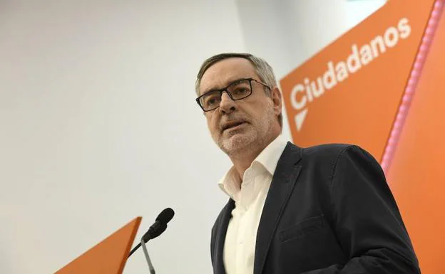 Villegas asegura que no ha habido contactos con el PSOE y por el momento prioriza la negociación con el PP