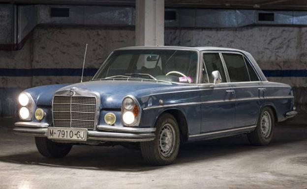 Esta actual del Mercedes 300 SEL de los años 70 en el que se desplazaban los reyes Juan Carlos y Sofía.