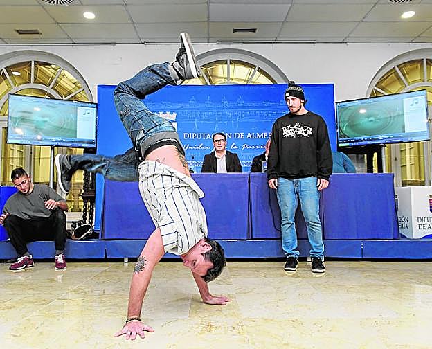Un joven hace una demostración en la presentación.