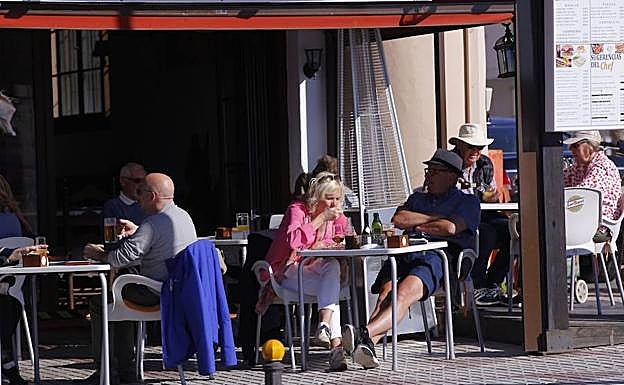 Imagen. 21 de diciembre y tomando el Sol en la Costa de Granada. 
