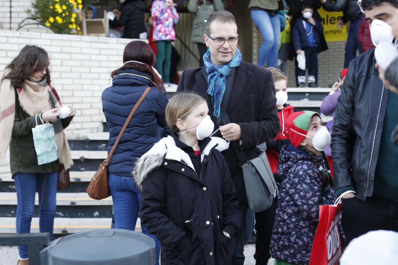 Madres, padres y alumnos del centro de Infantil y Primaria sufren cada mañana los 'malos humos' de la calle Rector Marín Ocete
