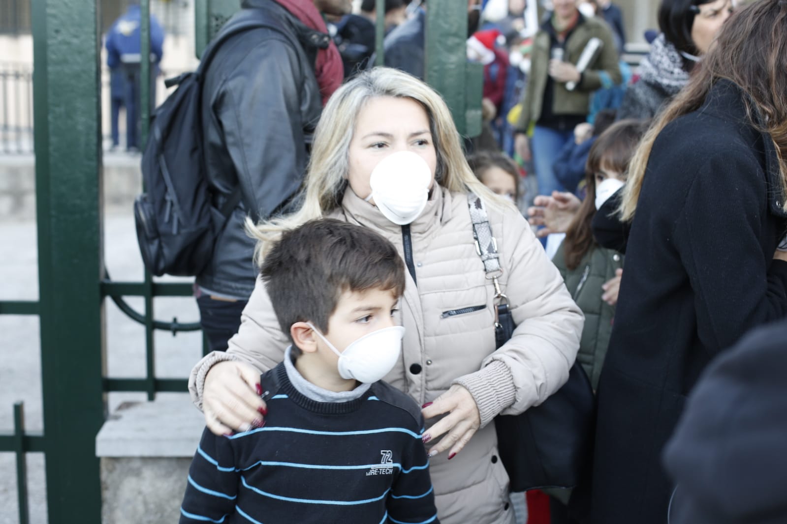 Madres, padres y alumnos del centro de Infantil y Primaria sufren cada mañana los 'malos humos' de la calle Rector Marín Ocete