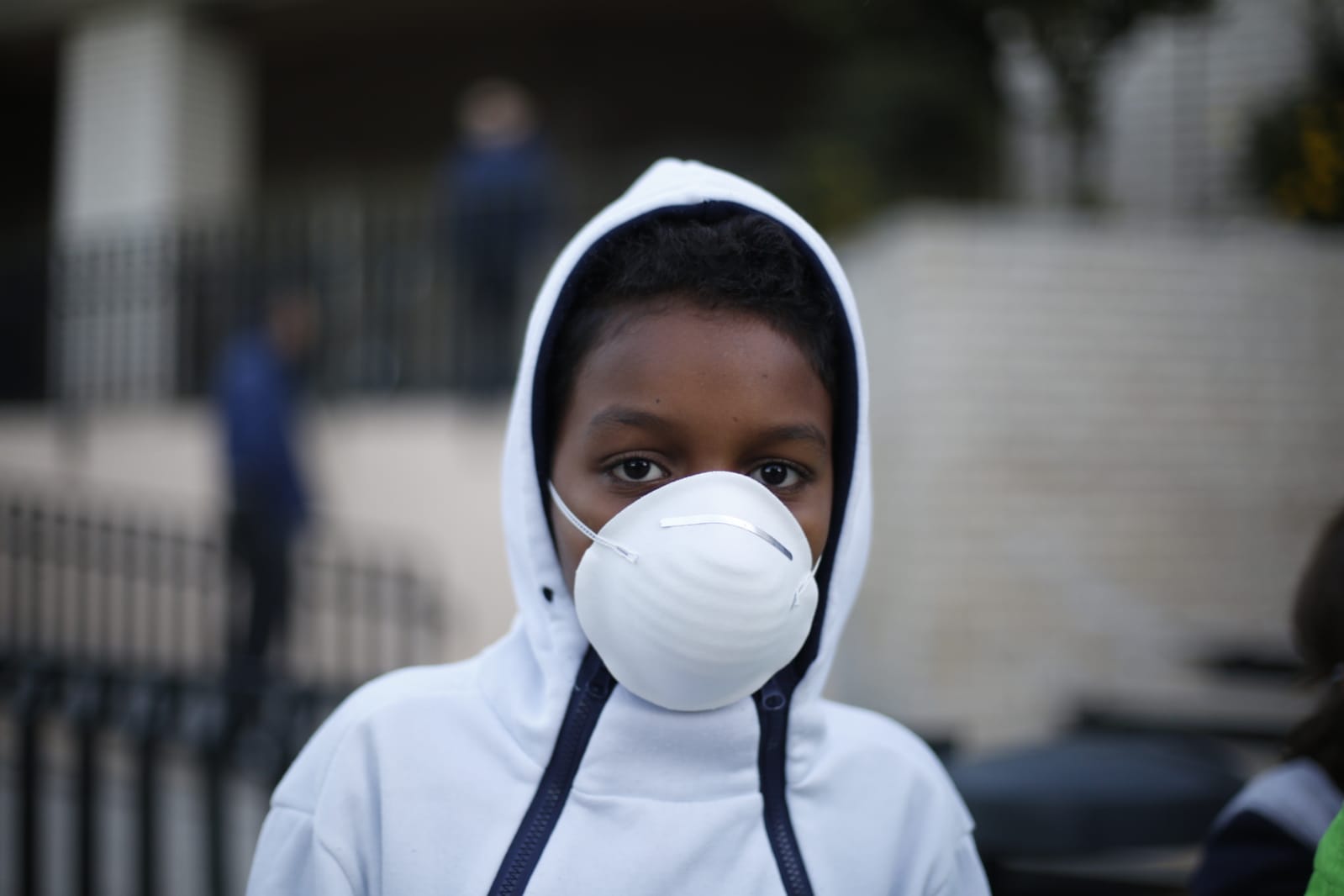 Madres, padres y alumnos del centro de Infantil y Primaria sufren cada mañana los 'malos humos' de la calle Rector Marín Ocete