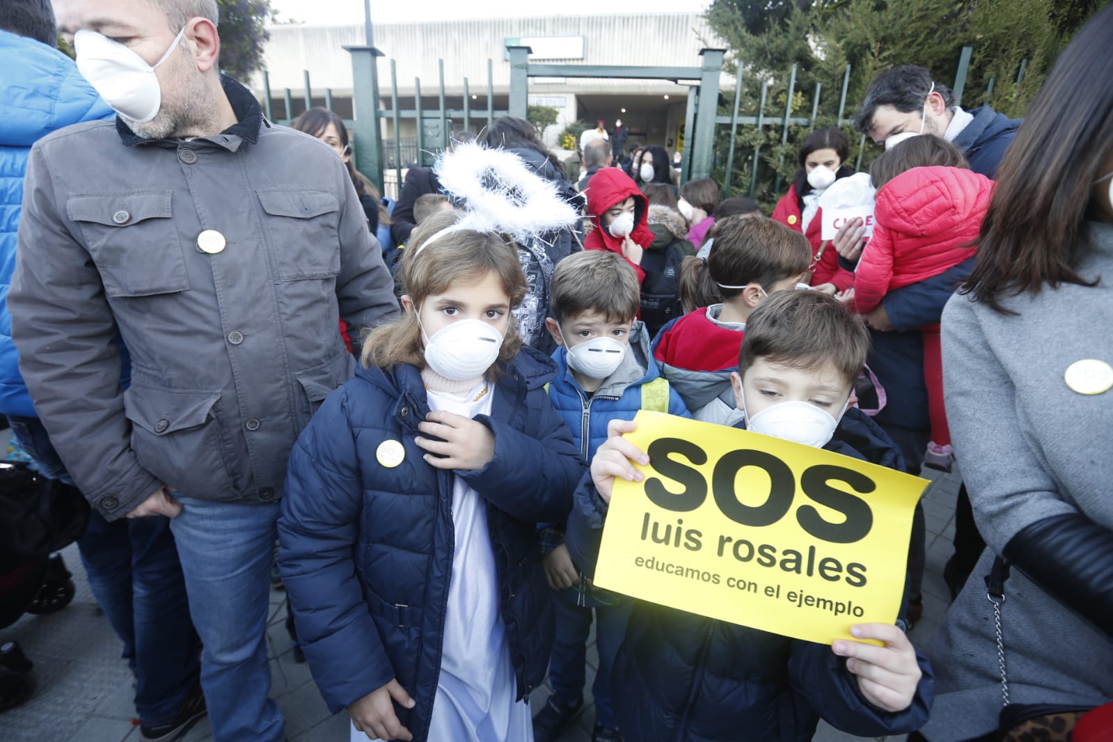 Madres, padres y alumnos del centro de Infantil y Primaria sufren cada mañana los 'malos humos' de la calle Rector Marín Ocete
