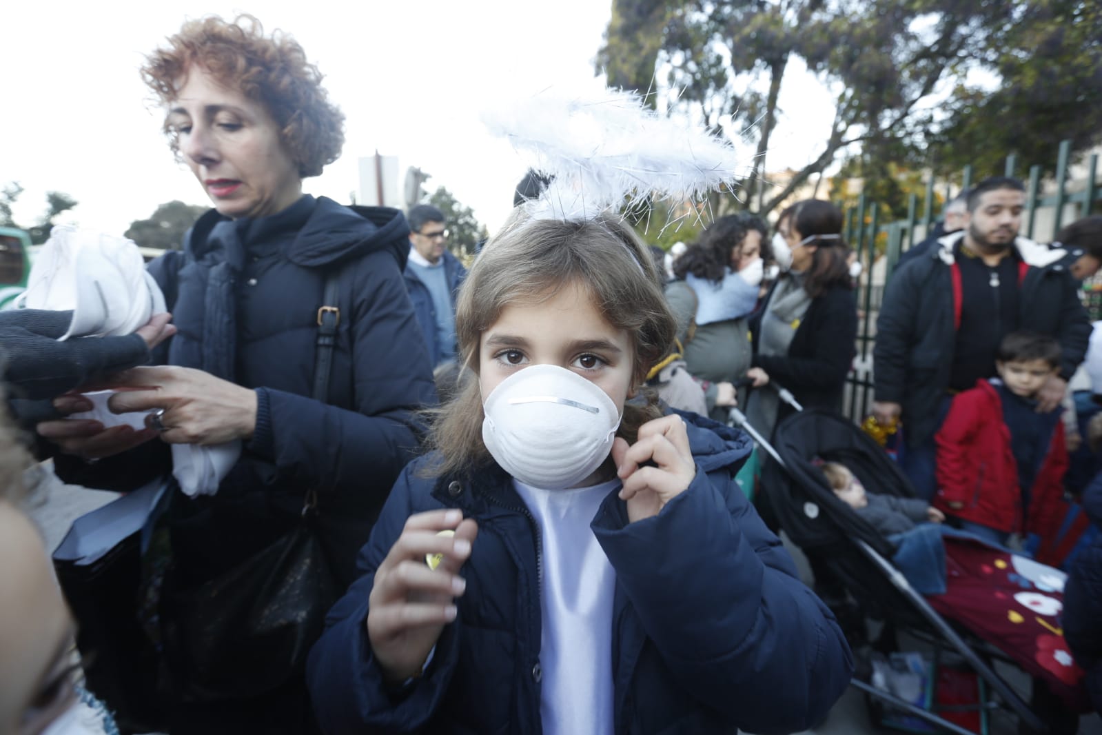 Madres, padres y alumnos del centro de Infantil y Primaria sufren cada mañana los 'malos humos' de la calle Rector Marín Ocete