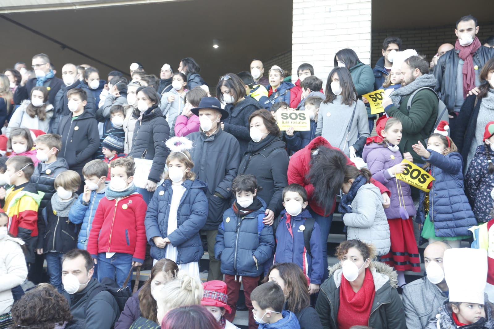 Madres, padres y alumnos del centro de Infantil y Primaria sufren cada mañana los 'malos humos' de la calle Rector Marín Ocete