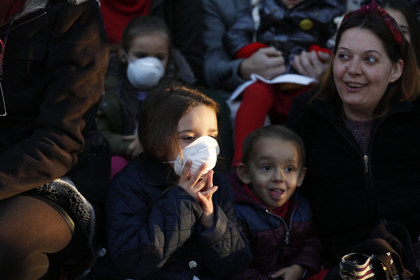 Madres, padres y alumnos del centro de Infantil y Primaria sufren cada mañana los 'malos humos' de la calle Rector Marín Ocete