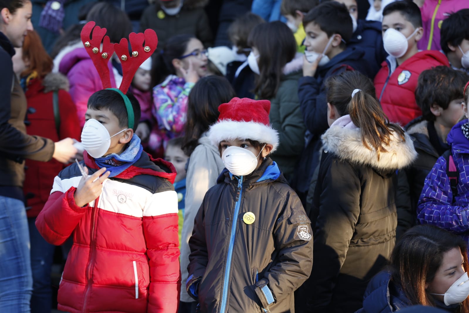 Madres, padres y alumnos del centro de Infantil y Primaria sufren cada mañana los 'malos humos' de la calle Rector Marín Ocete